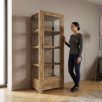 Elegante vitrina de madera beige, espacio de almacenamiento atemporal