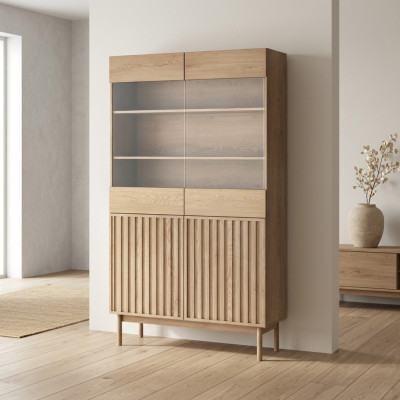 Vitrina de madera con puertas de vidrio
