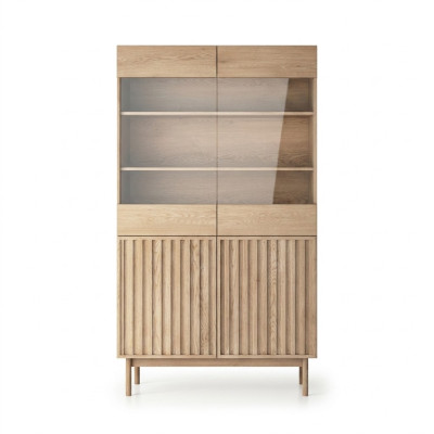 Vitrina de madera con puertas de vidrio