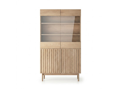 Vitrina de madera con puertas de vidrio
