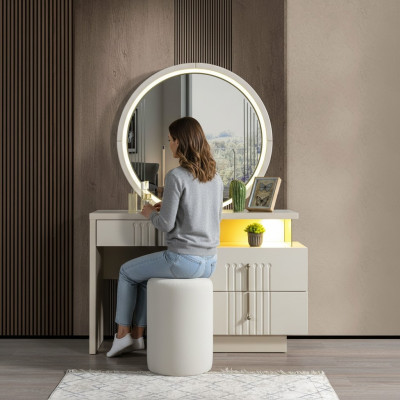 Mesa de maquillaje elegante con espejo