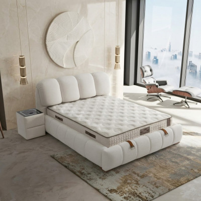 Cama blanca elegante con colchón de diseño moderno