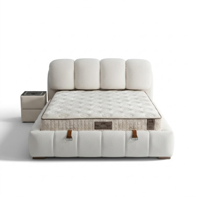 Cama blanca elegante con colchón de diseño moderno