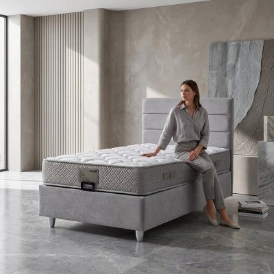 Elegante cama gris con colchón de textil y madera