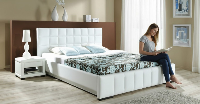Una lujosa cama de diseño en un estilo contemporáneo sofisticado de la más alta calidad.