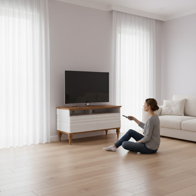 Mueble de televisión bajo TO-RTVM con cajones, armario y estante para televisión.