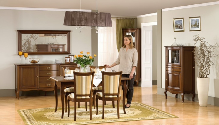 Set de comedor clásico: cómoda, mesa, sillas, vitrina. Set de sala de estar italiano nuevo.