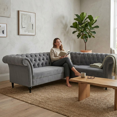 Sofá esquinero Chesterfield gris, sofá de esquina de diseñador en forma de L de terciopelo.