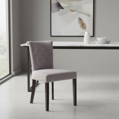 Silla de diseñador de lujo Chesterfield tapizada en silla de comedor y salón.